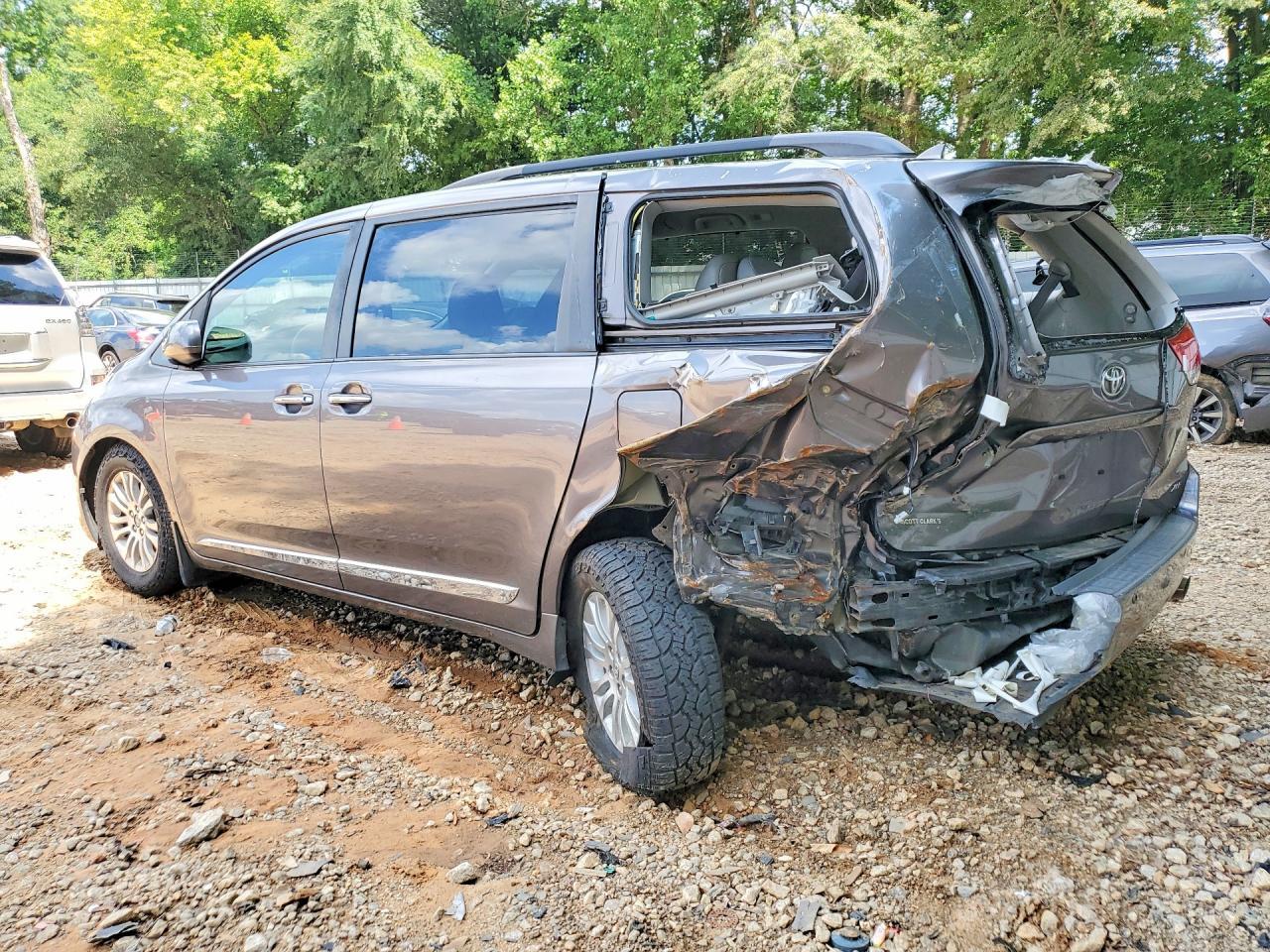 2011 Toyota Sienna Xle 8-Passenger - Фото 2