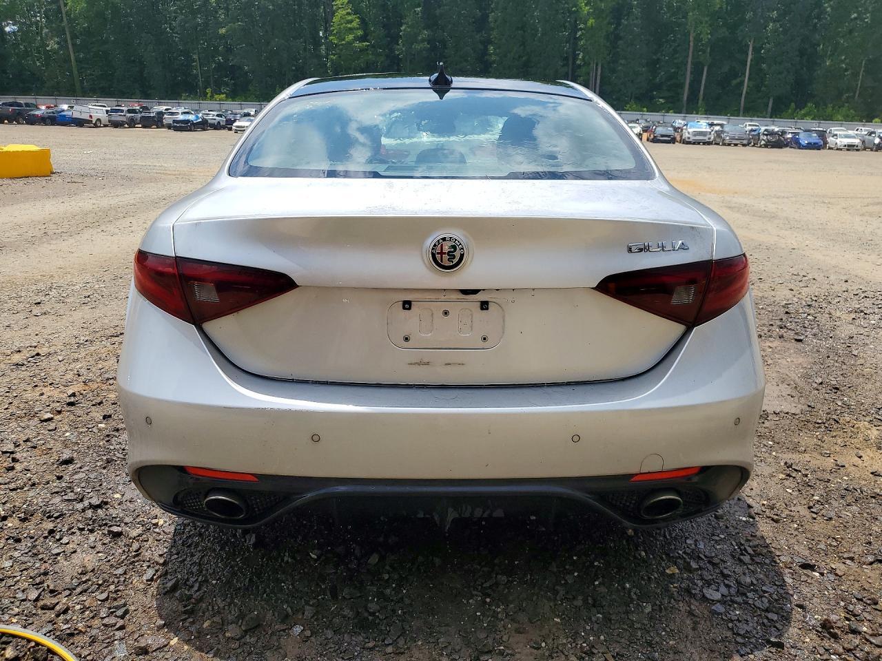2017 Alfa Romeo Giulia - Image 6