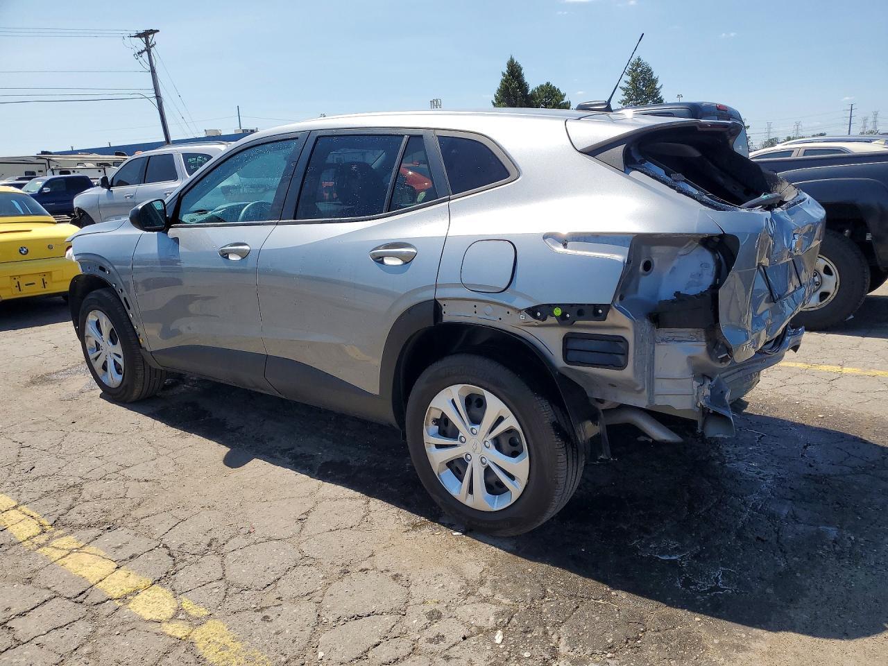 2024 Chevrolet Trax Ls - Фото 2