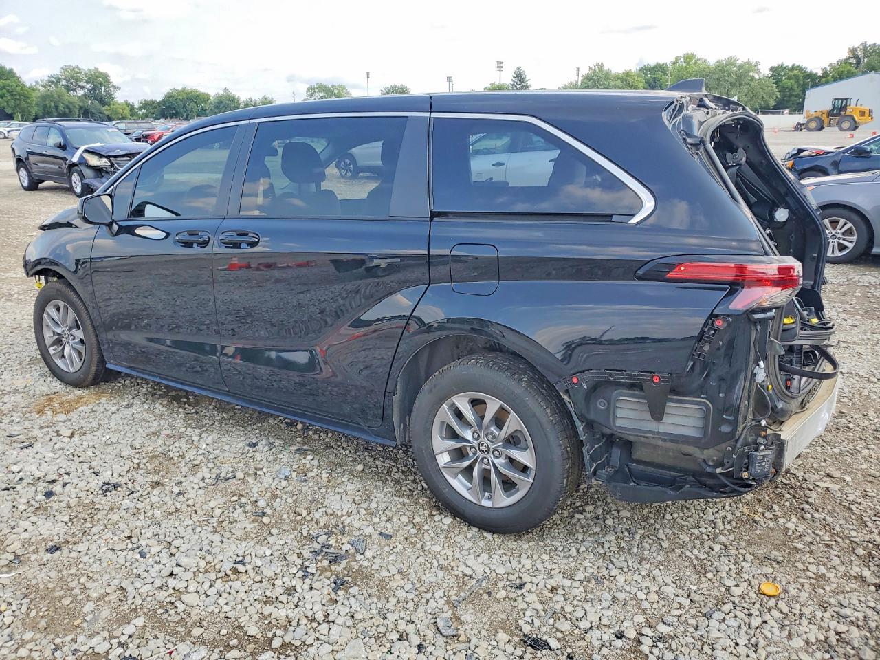 2022 Toyota Sienna Le - Фото 2