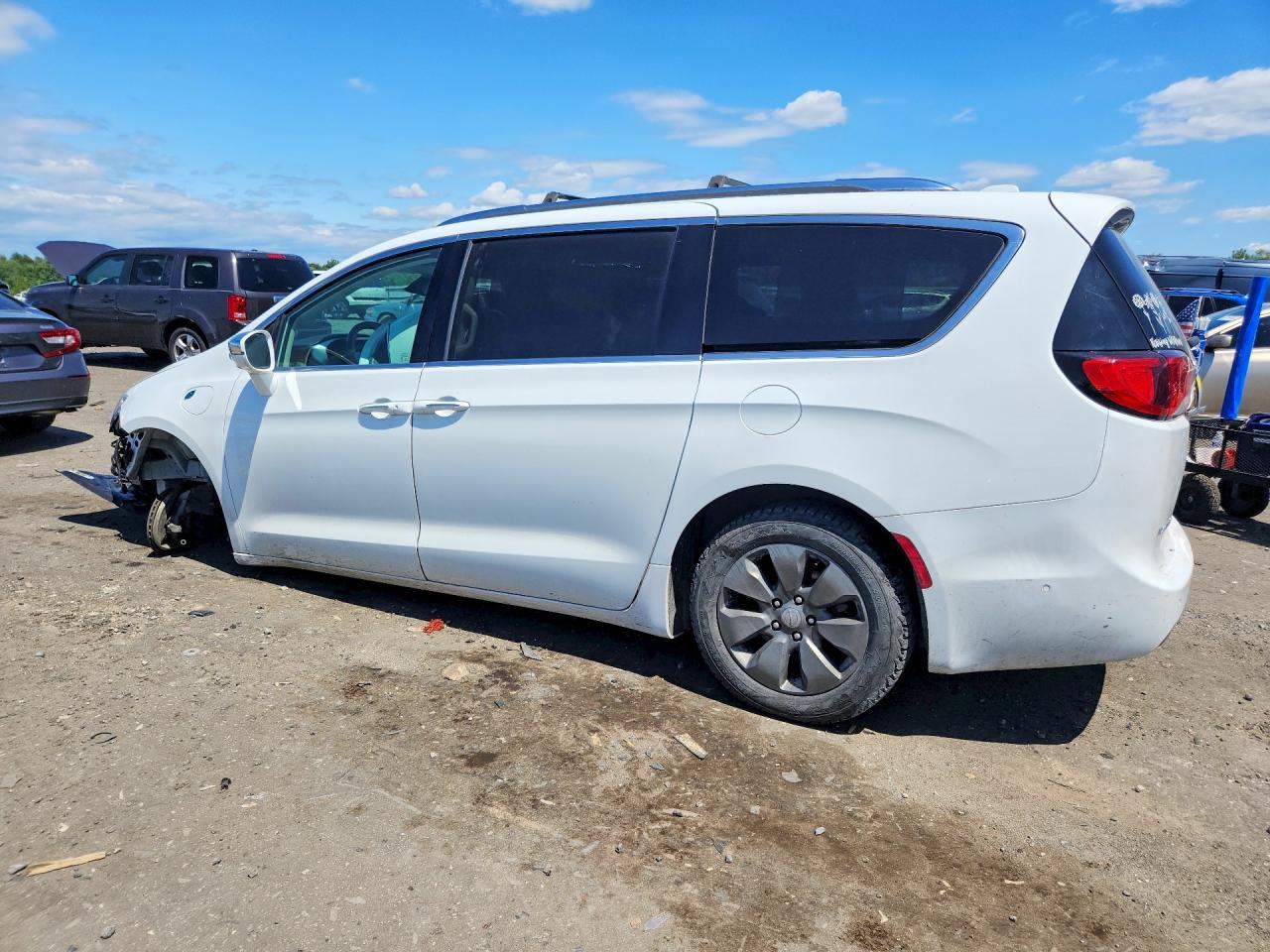2017 Chrysler Pacifica Ehybrid Platinum - Image 2
