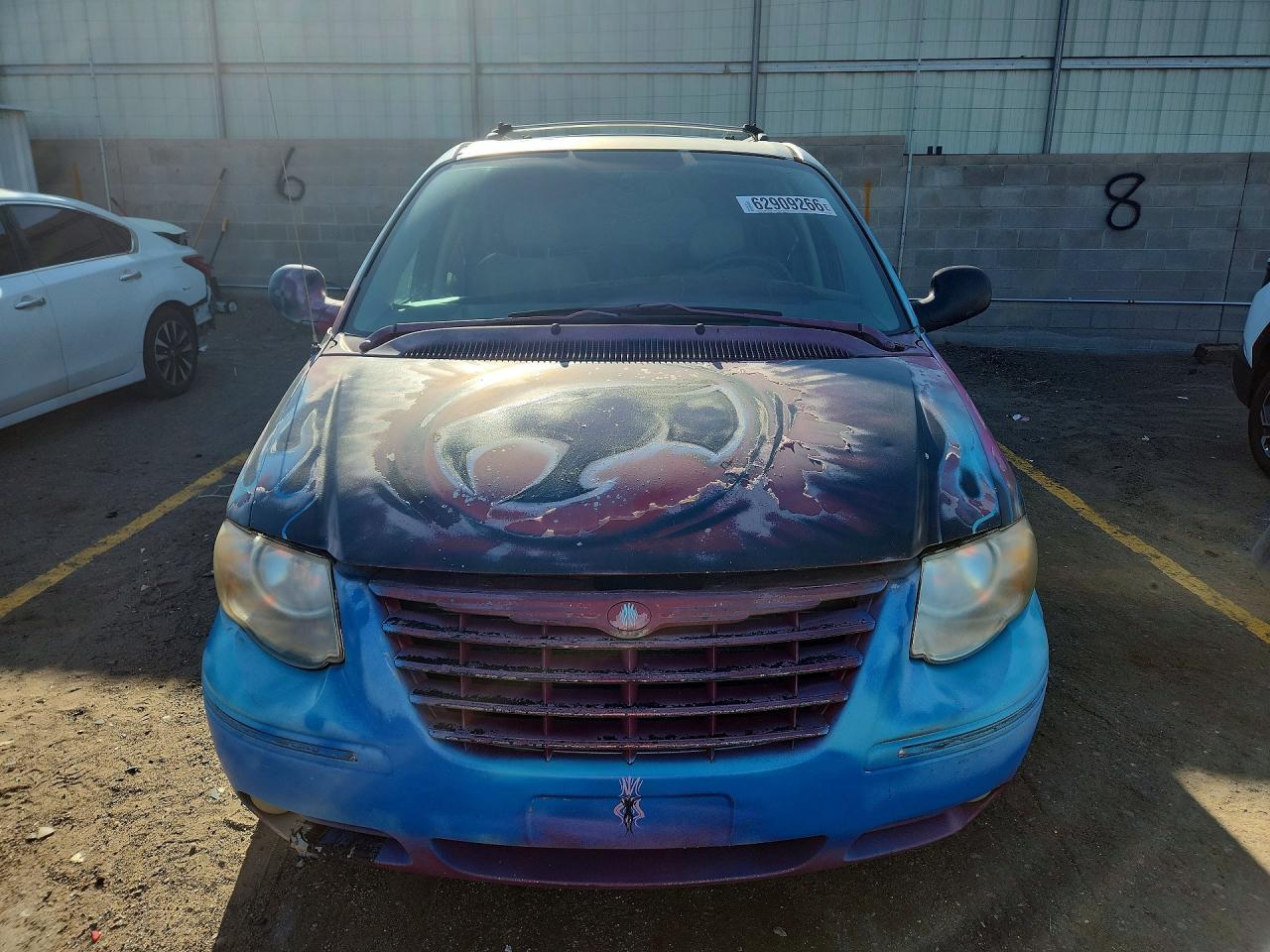 2005 Chrysler Town & Country Limited - Image 5