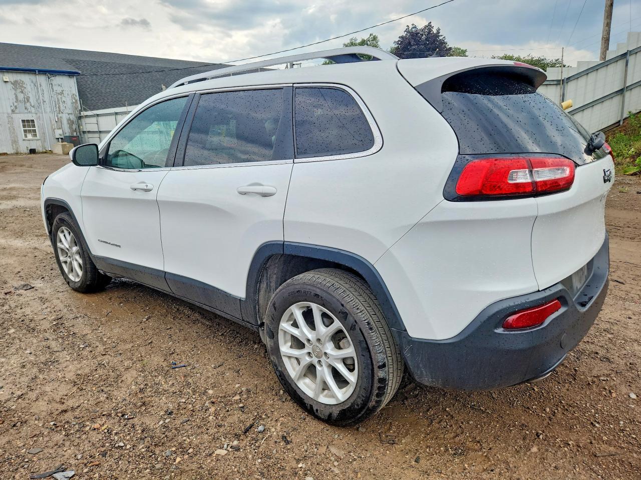 2016 Jeep Cherokee Latitude - Image 2