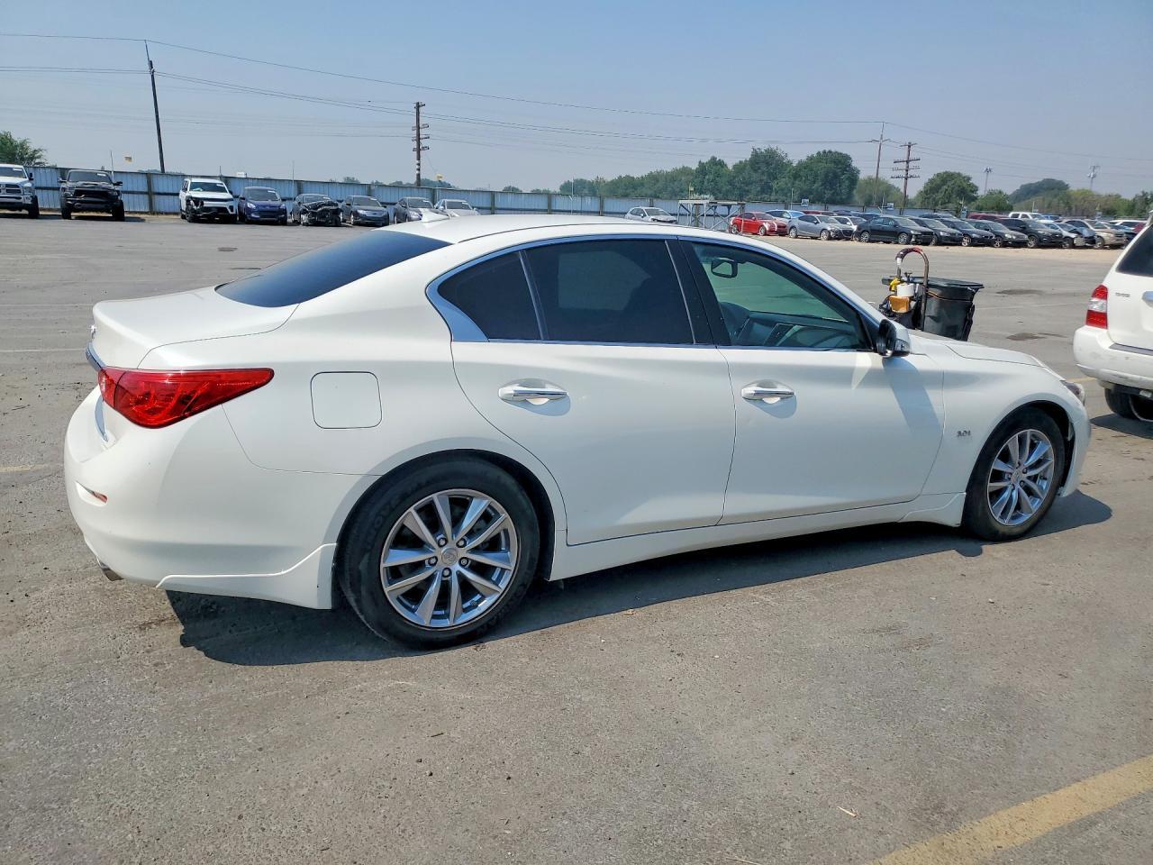 2017 Infiniti Q50 3.0T Premium - Фото 3