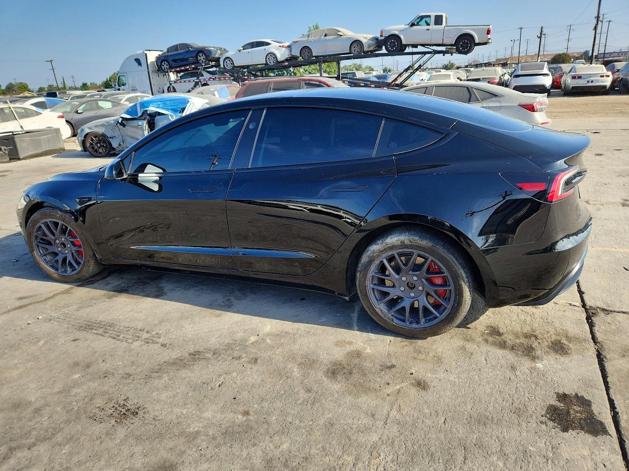 2025 Tesla Model 3 - Фото 2