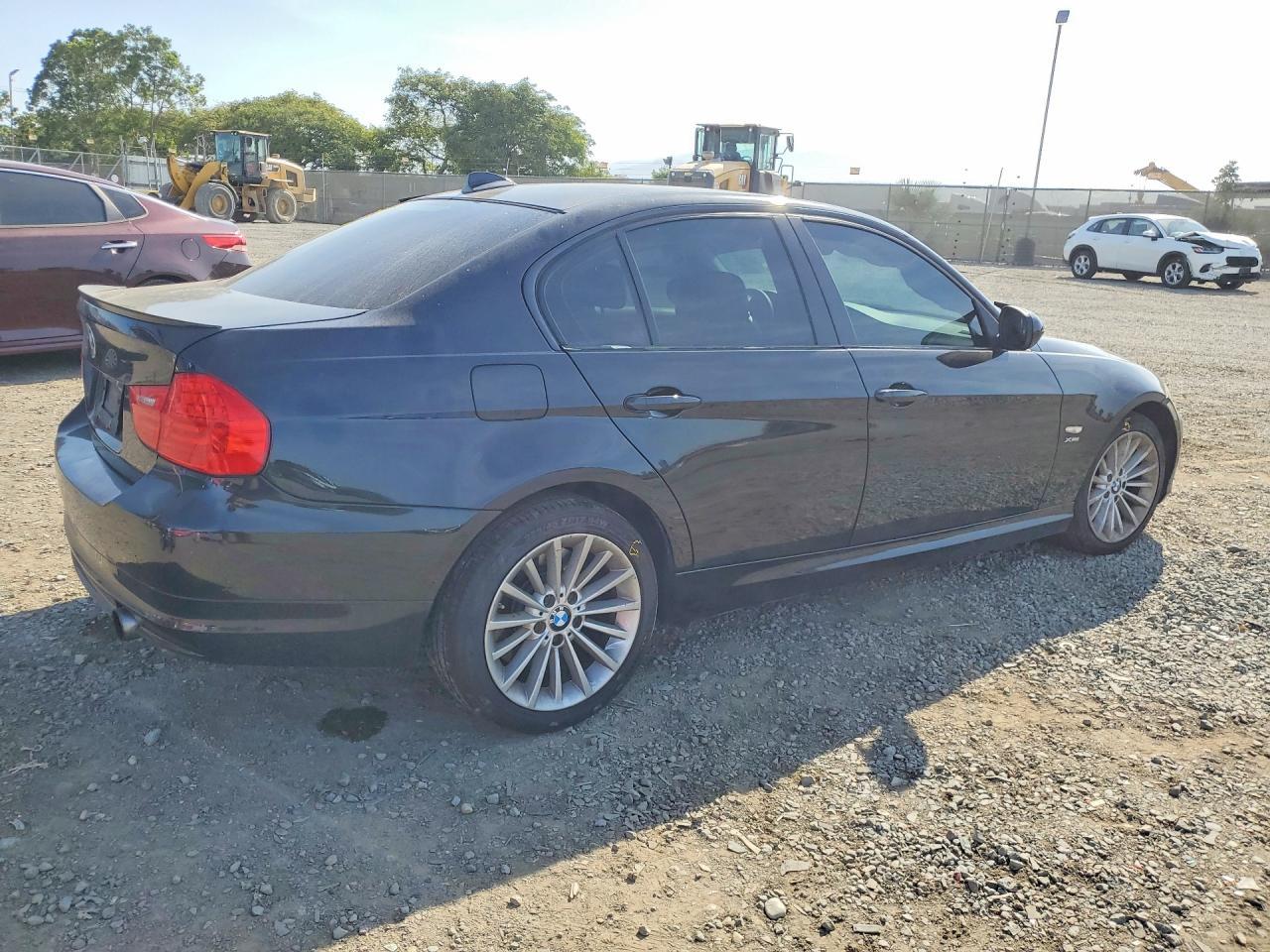 2011 BMW 335 Xi - Image 3