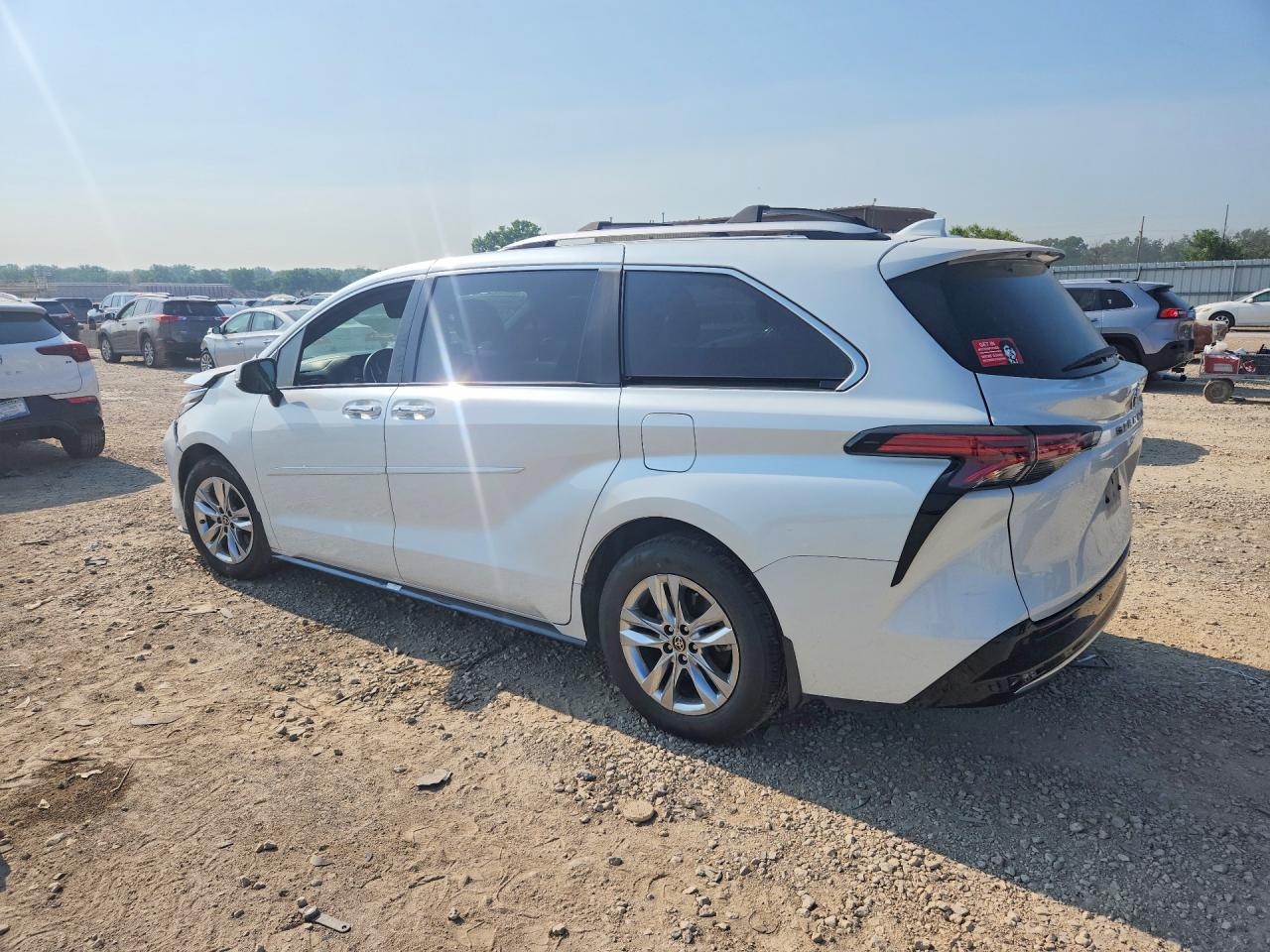 2022 Toyota Sienna Limited 7-Passenger - Фото 2