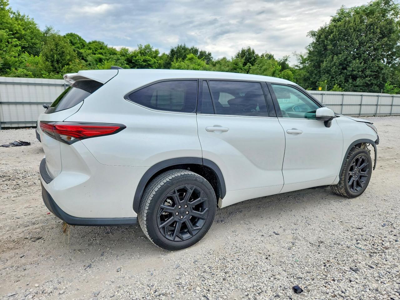 2022 Toyota Highlander L - Image 3
