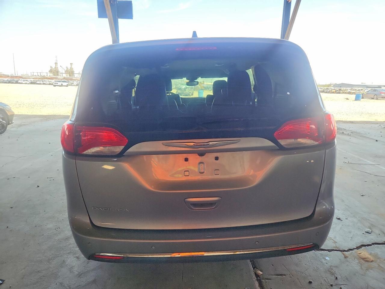 2017 Chrysler Pacifica Touring L - Image 6