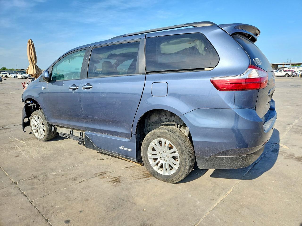2017 Toyota Sienna Xle 8-Passenger - Фото 2