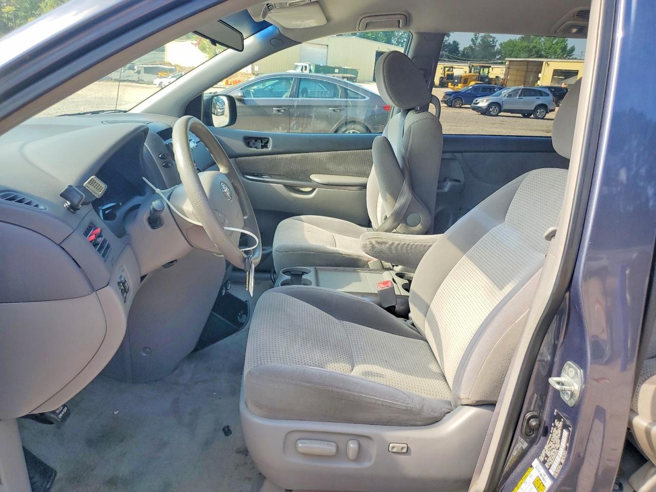 2010 Toyota Sienna Le 8-Passenger - Фото 7