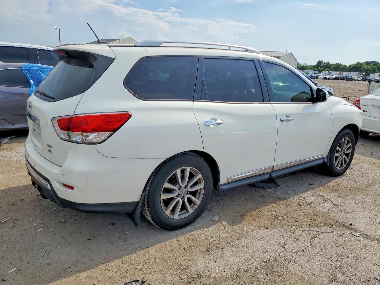 2014 Nissan Pathfinder S - Image 3