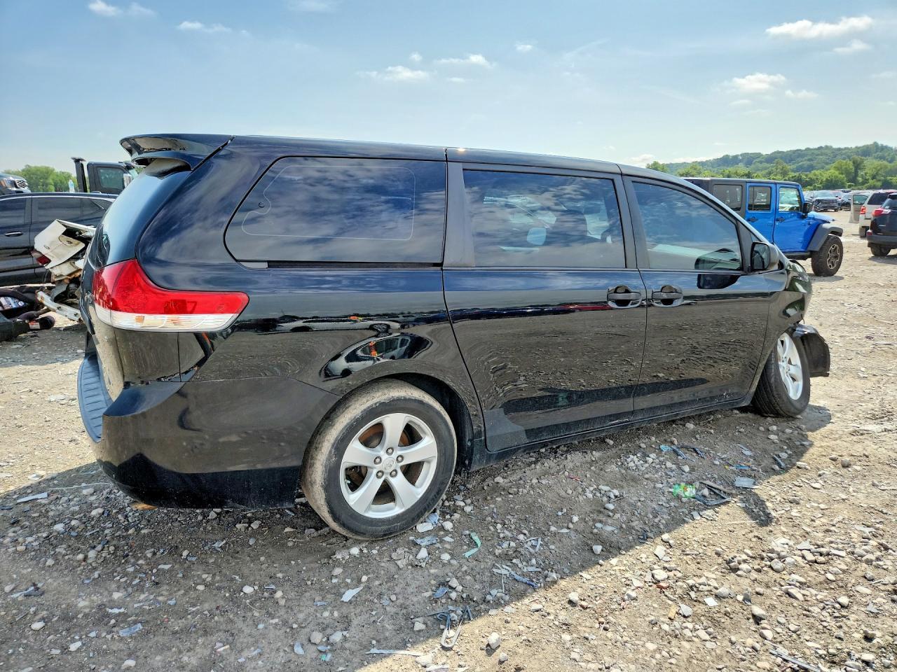 2012 Toyota Sienna Base 7-Passenger - Фото 3