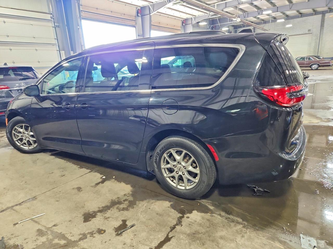 2021 Chrysler Pacifica Touring - Фото 2