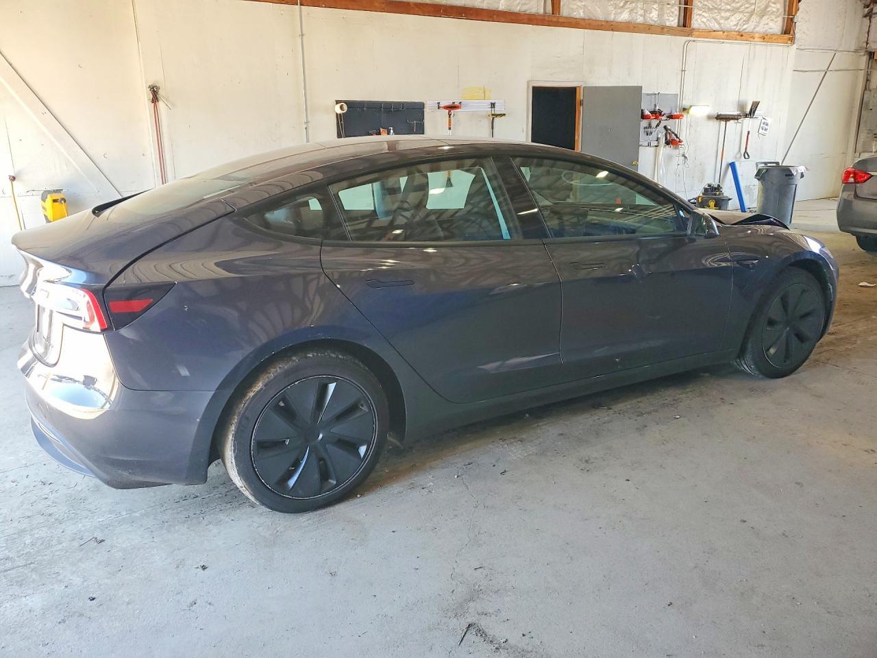 2026 Tesla Model 3 - Фото 3