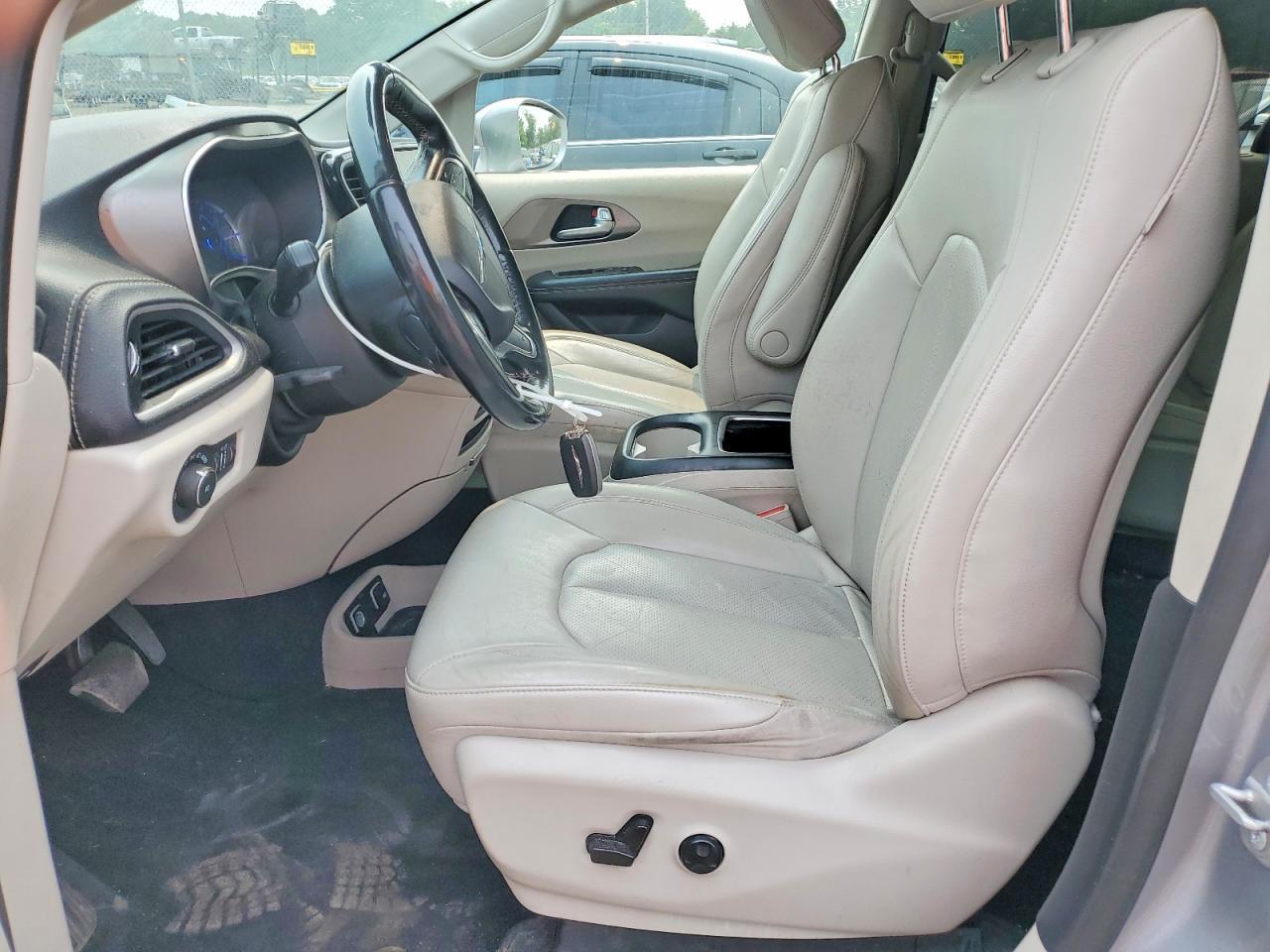 2021 Chrysler Pacifica Hybrid Touring L - Image 7