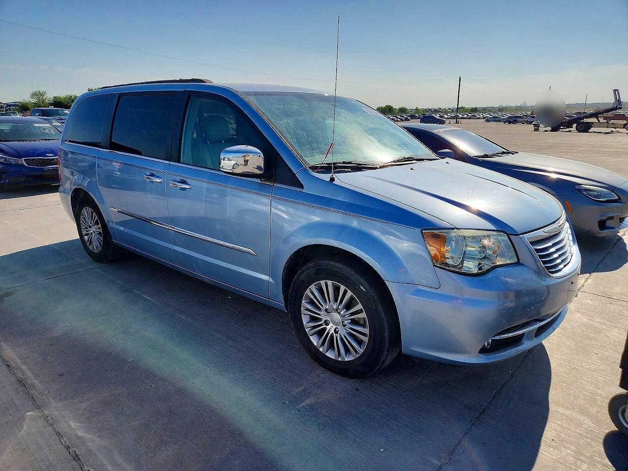 2013 Chrysler Town & Country - Image 4