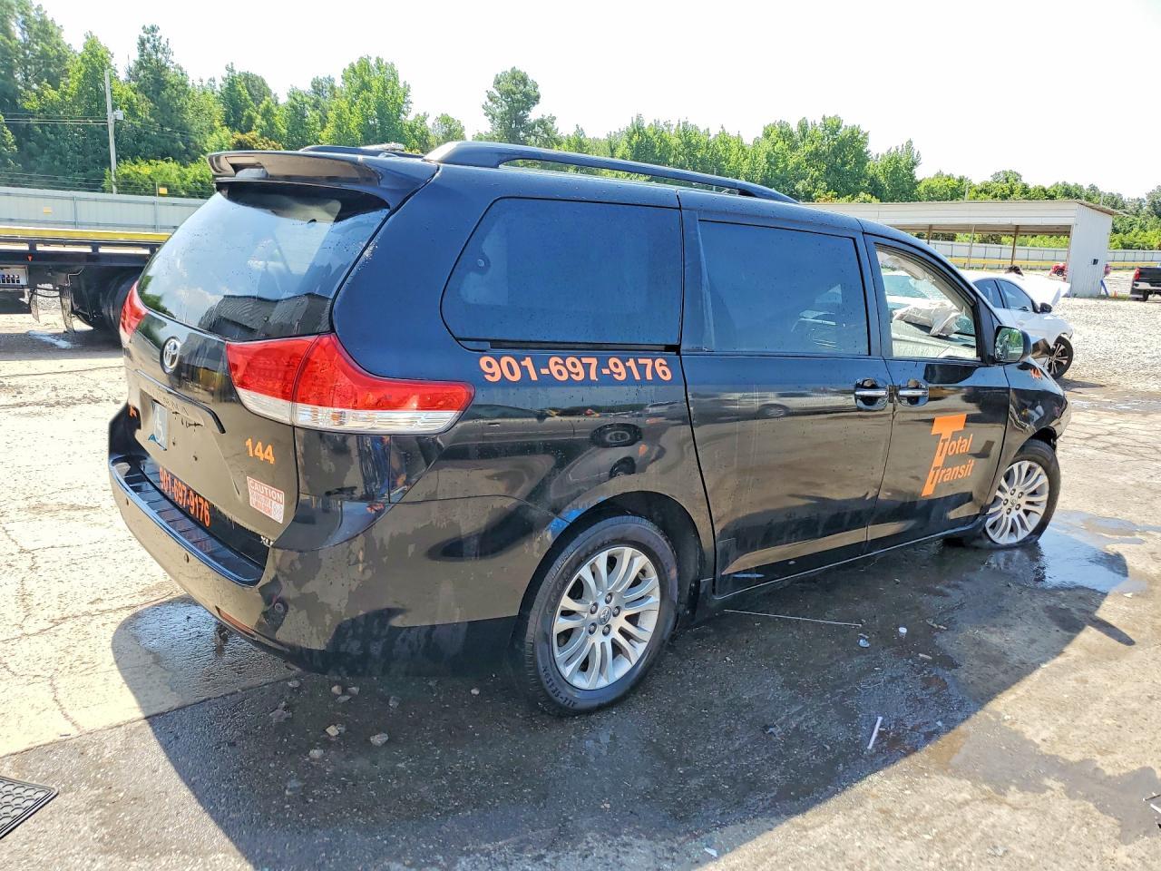 2014 Toyota Sienna Xle 8-Passenger - Фото 3
