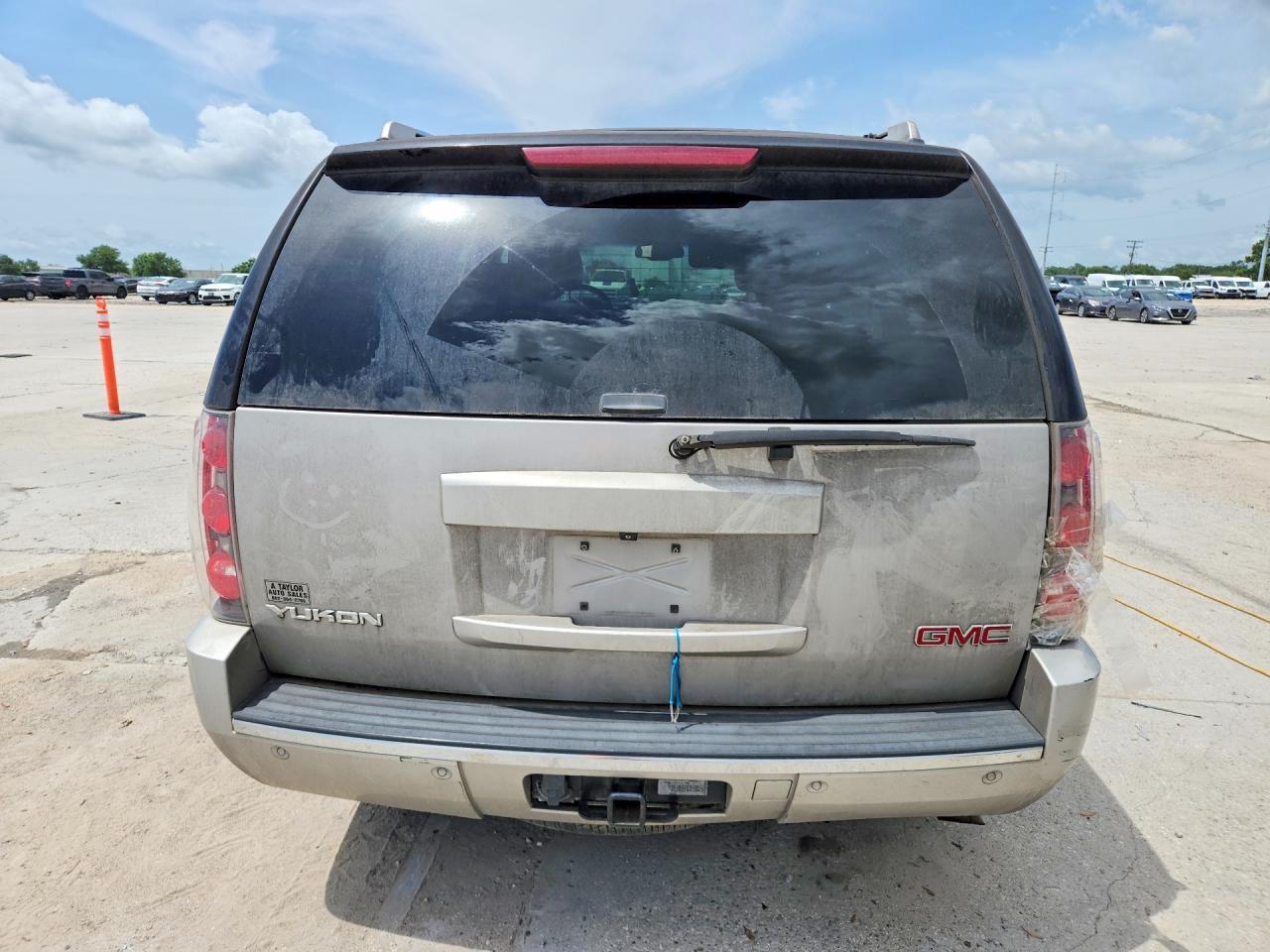 2008 GMC Yukon Denali - Image 6