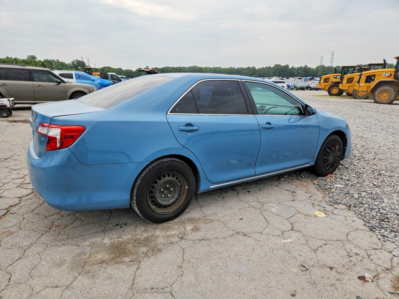 2012 Toyota Camry Le - Фото 3