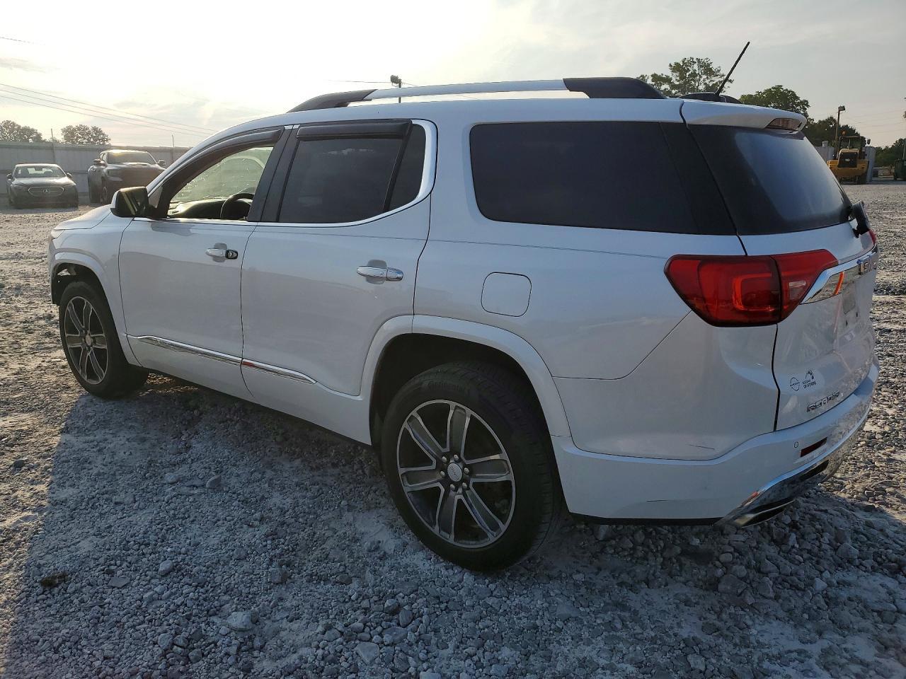 2017 GMC Acadia Denali - Фото 2