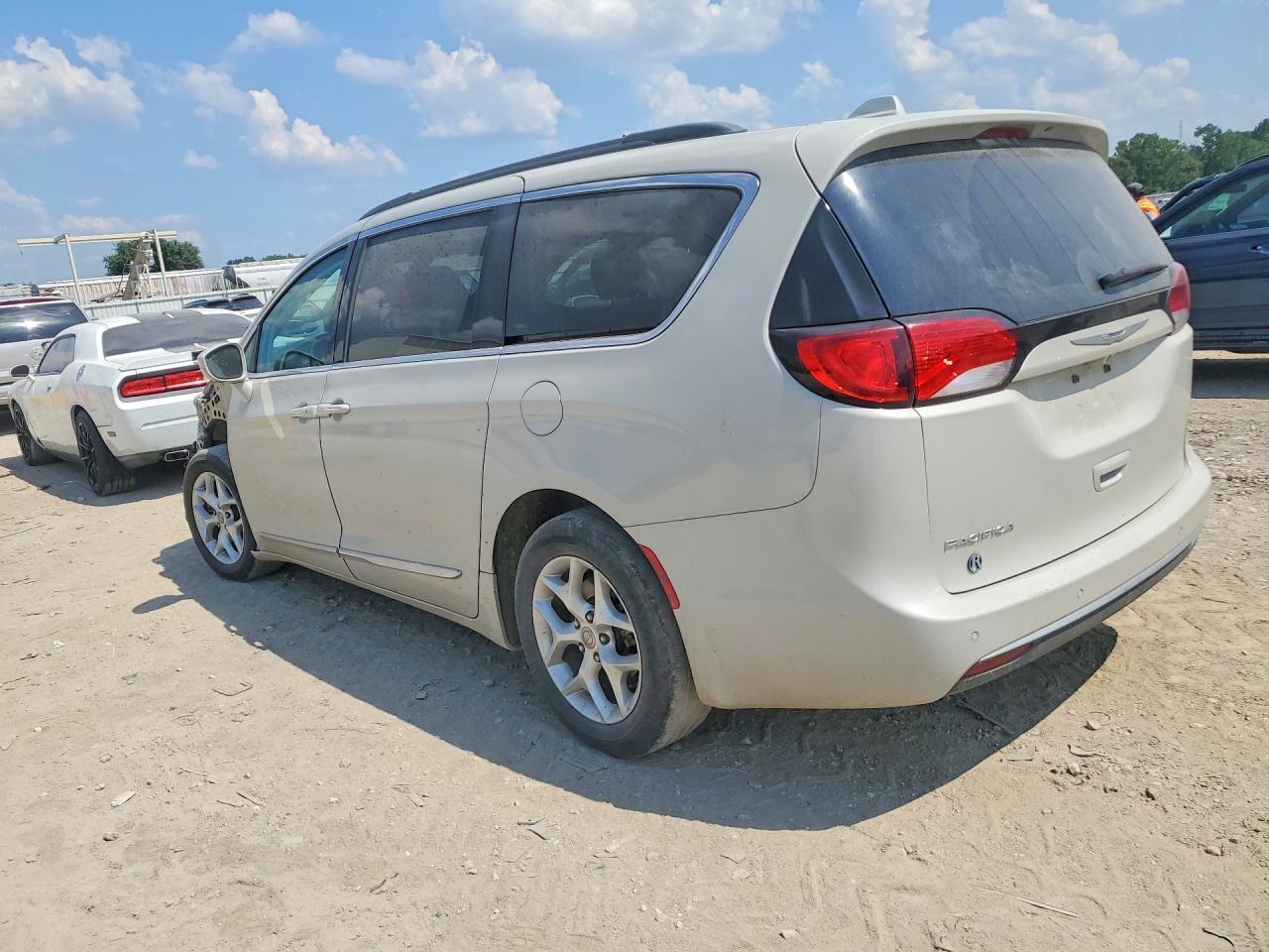 2017 Chrysler Pacifica Touring L - Image 2