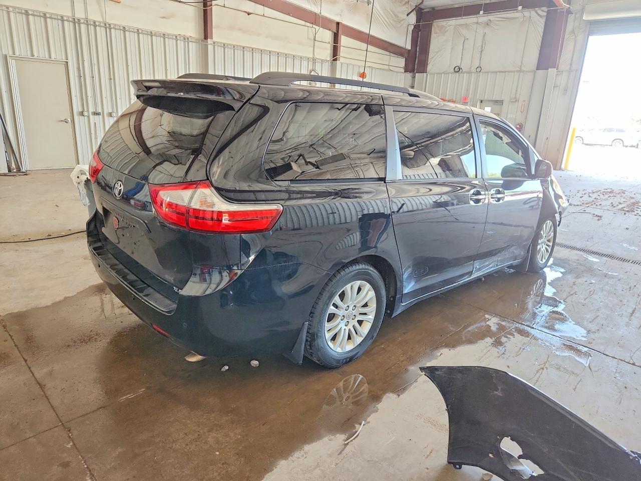 2015 Toyota Sienna Xle 8-Passenger - Image 3