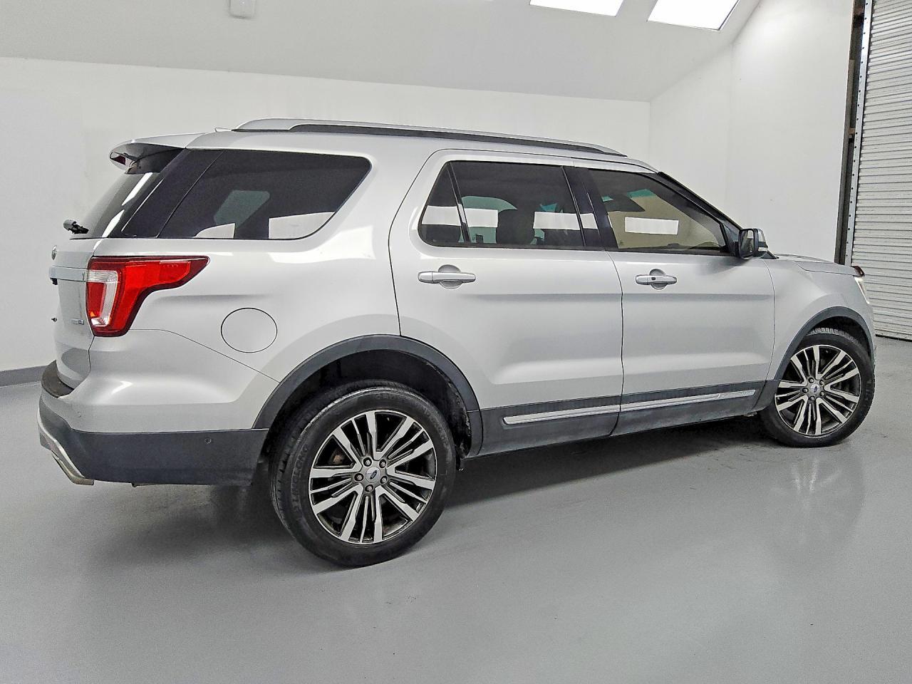 2017 Ford Explorer Platinum - Image 3