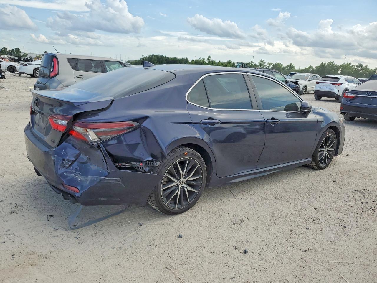 2022 Toyota Camry Se - Image 3