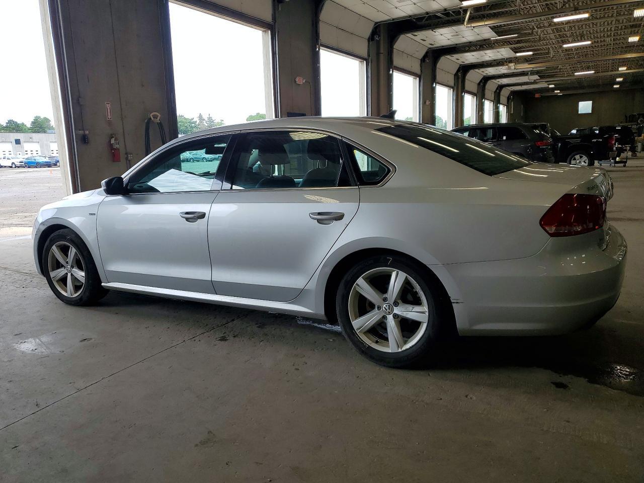 2015 Volkswagen Passat S - Фото 2