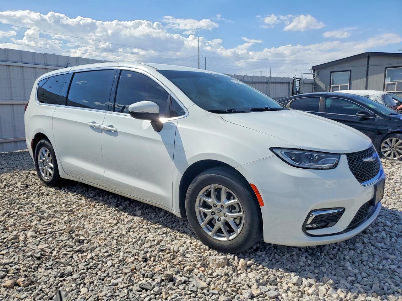 2023 Chrysler Pacifica Touring L - Image 4