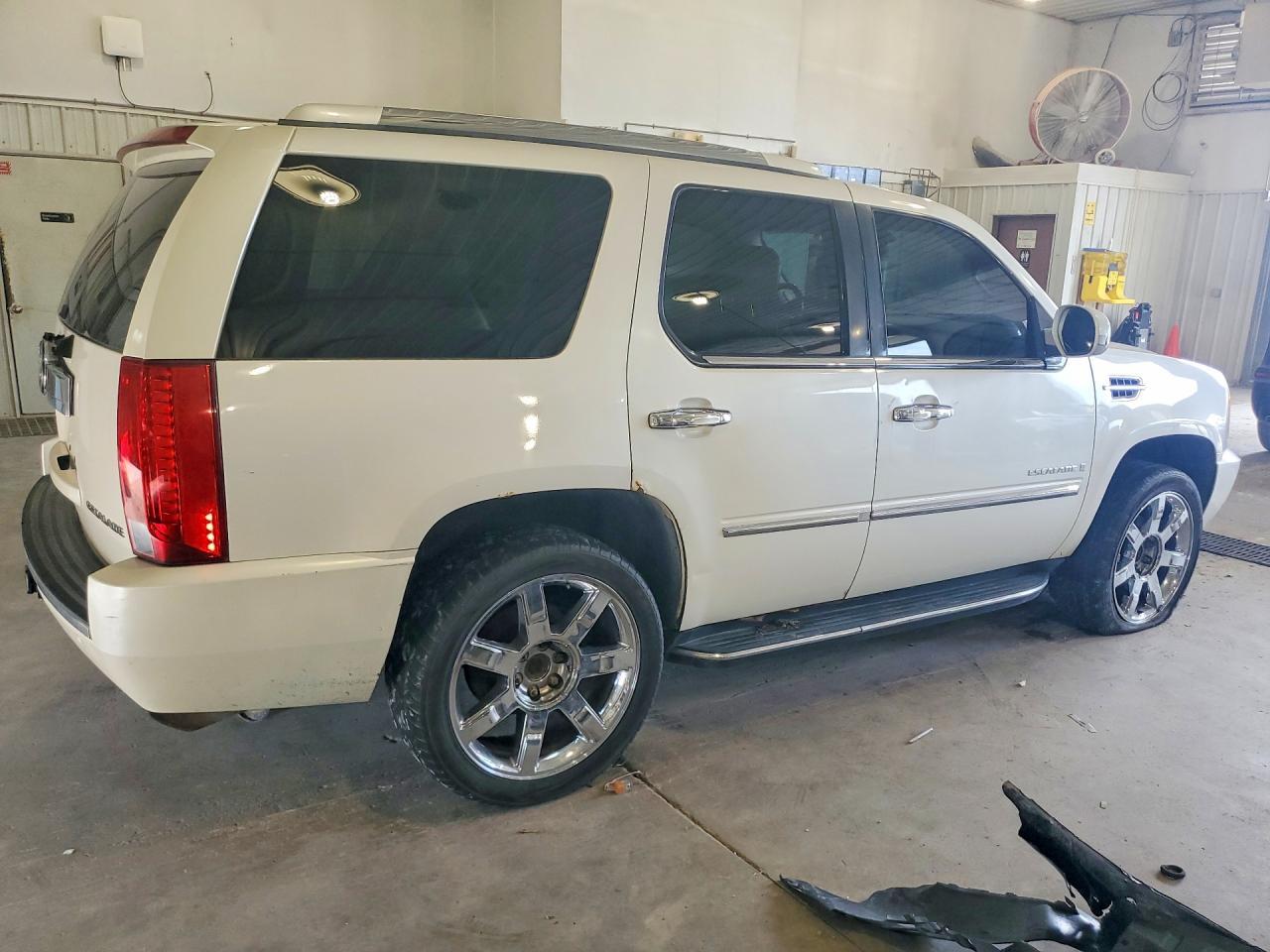 2007 Cadillac Escalade Luxury - Image 3