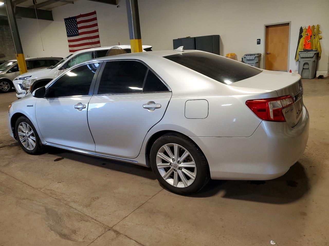 2013 Toyota Camry Hybrid Xle - Фото 2
