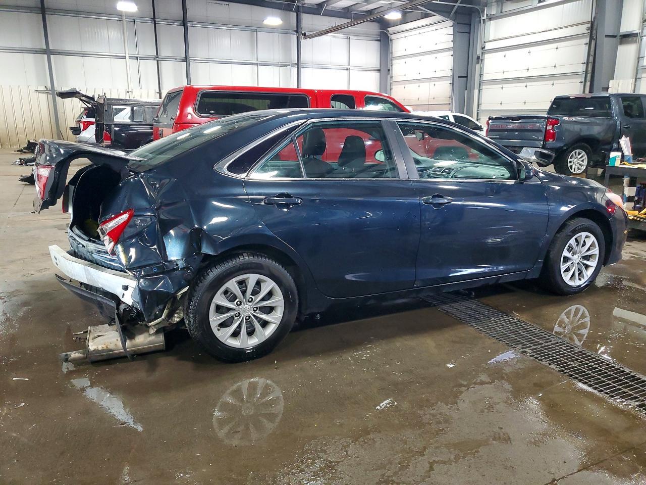 2016 Toyota Camry Le - Фото 3