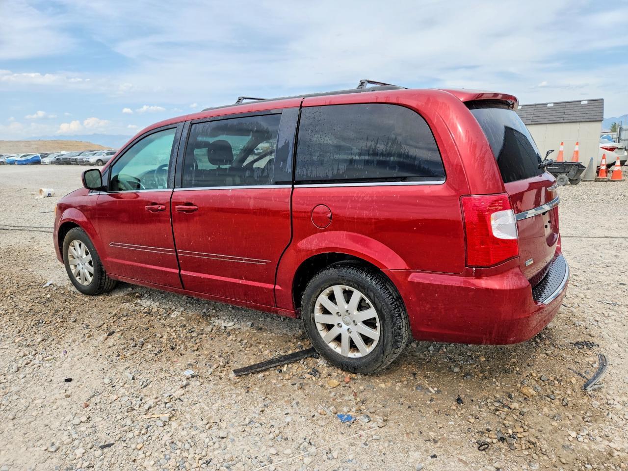 2013 Chrysler Town & Country Touring - Фото 2