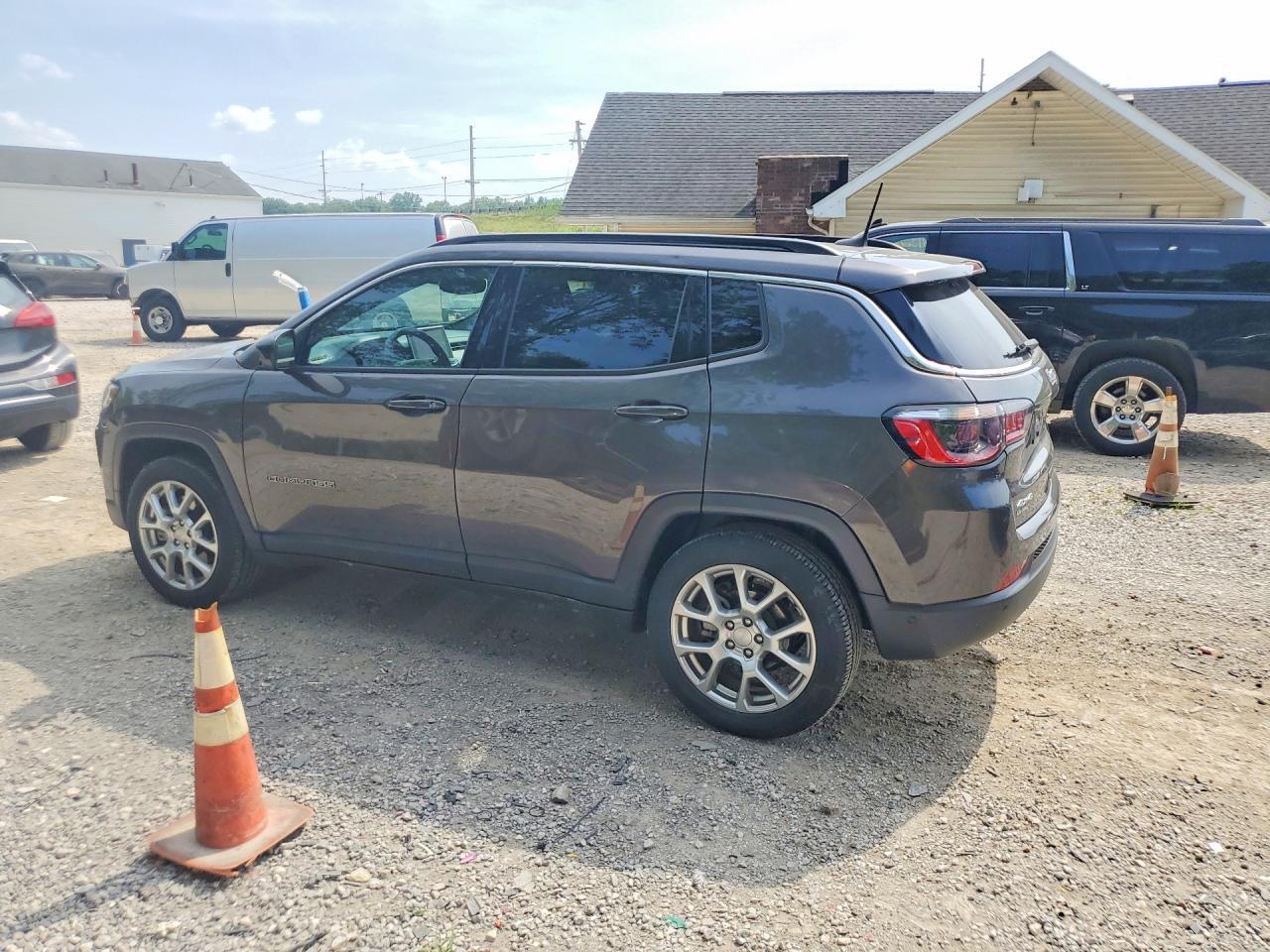 2023 Jeep Compass Latitude Lux - Image 2