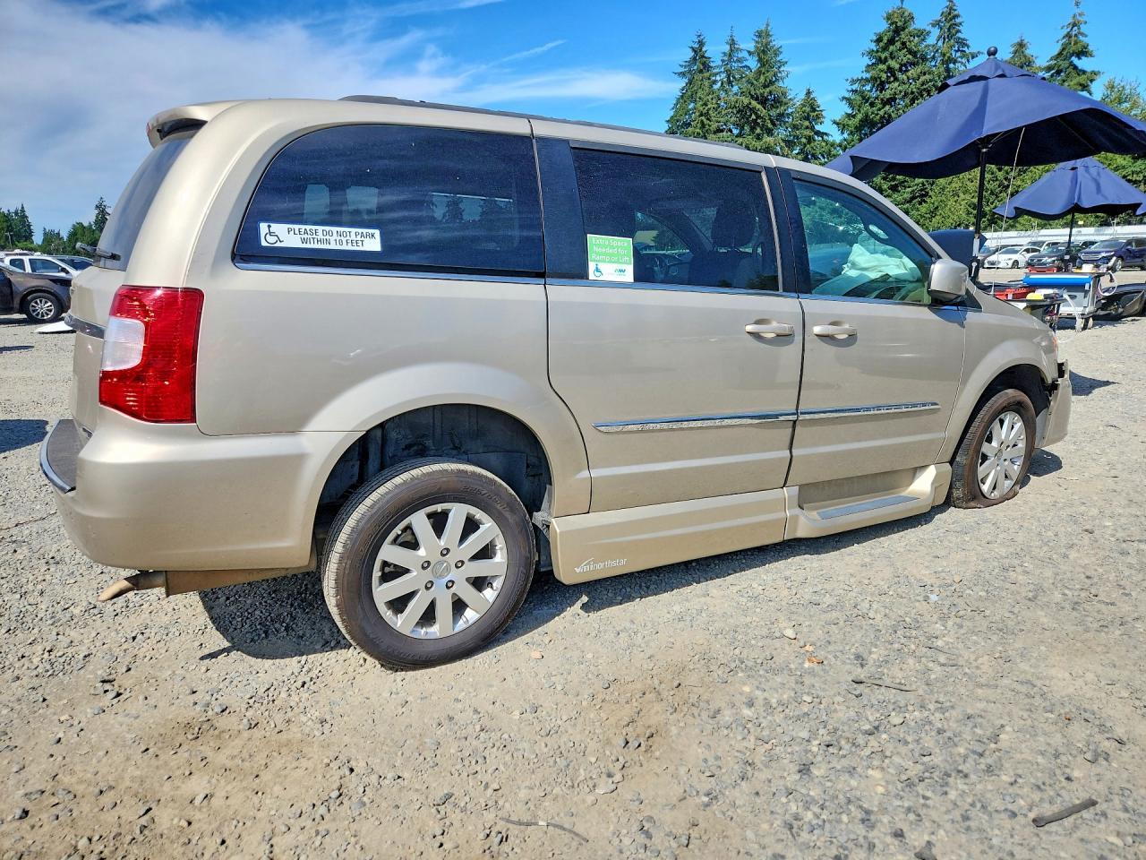 2016 Chrysler Town & Country Touring - Фото 3