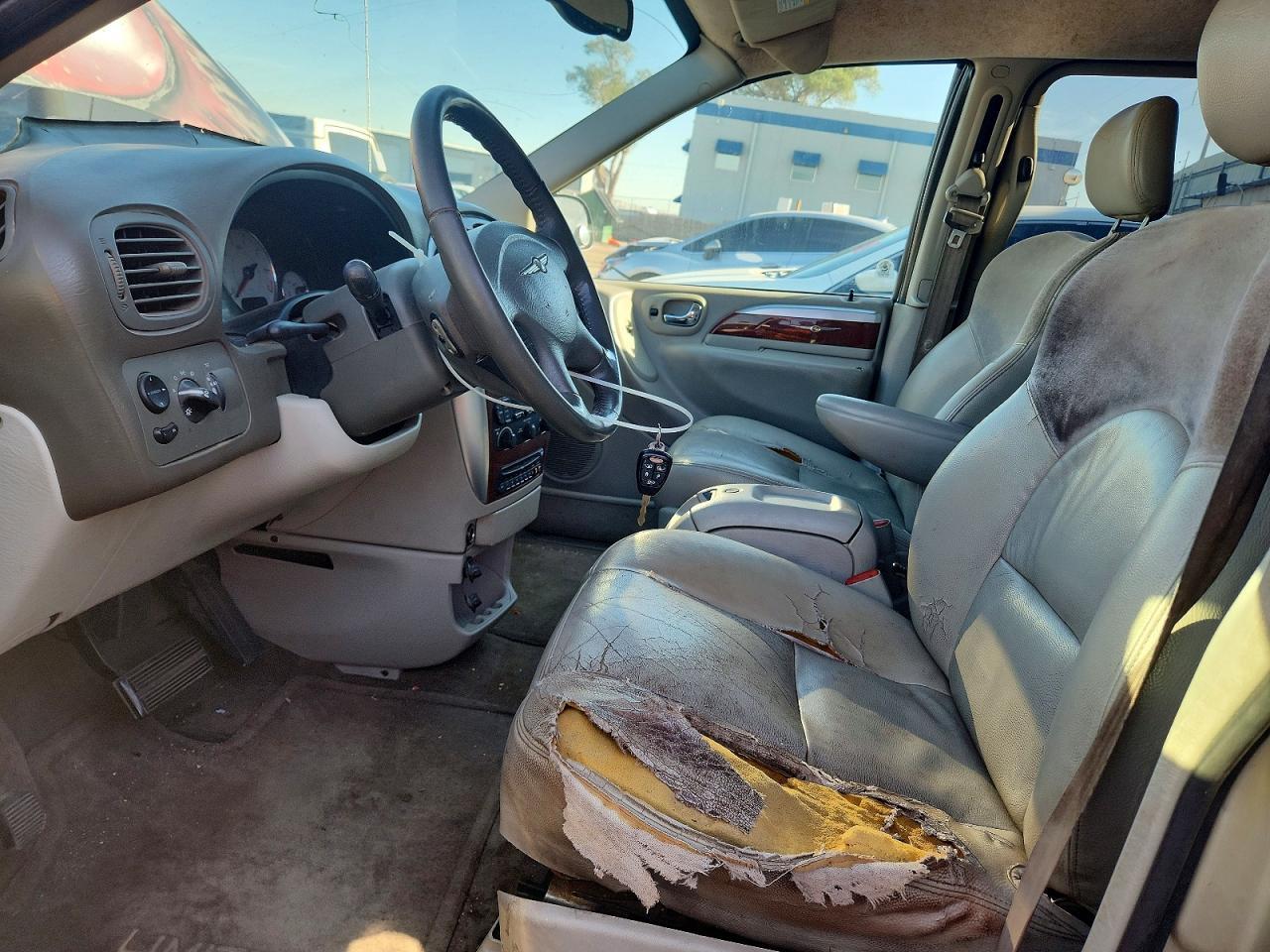 2005 Chrysler Town & Country Limited - Image 7