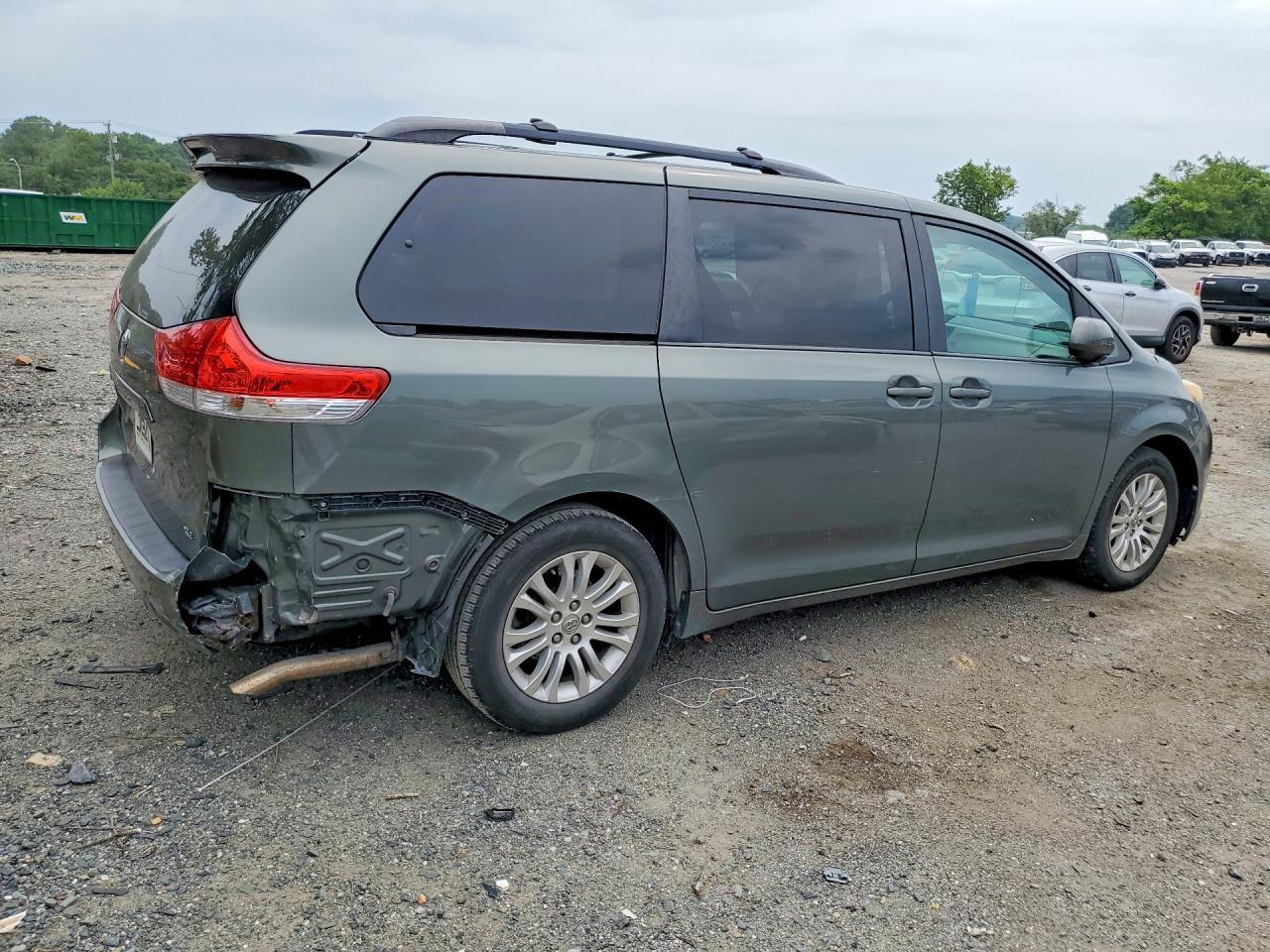 2014 Toyota Sienna Xle 8-Passenger - Фото 3