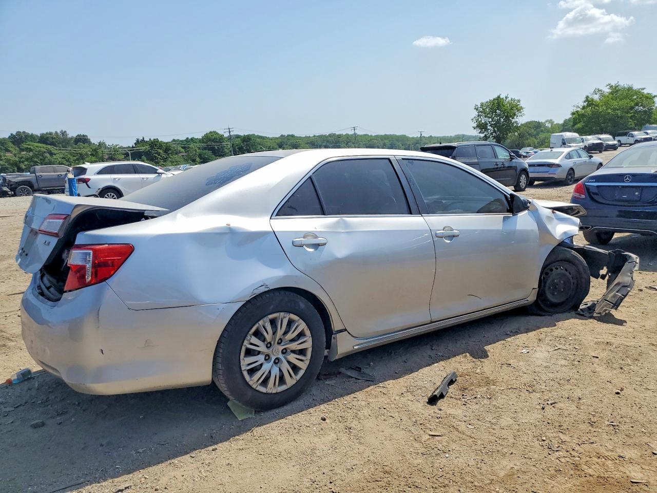 2014 Toyota Camry Le - Фото 3