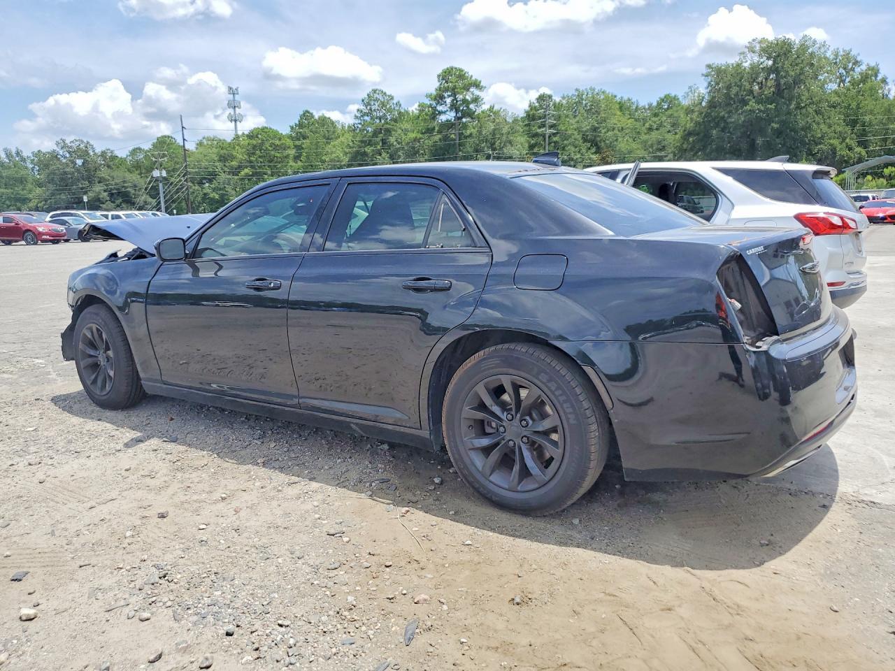 2019 Chrysler 300 Touring - Фото 2