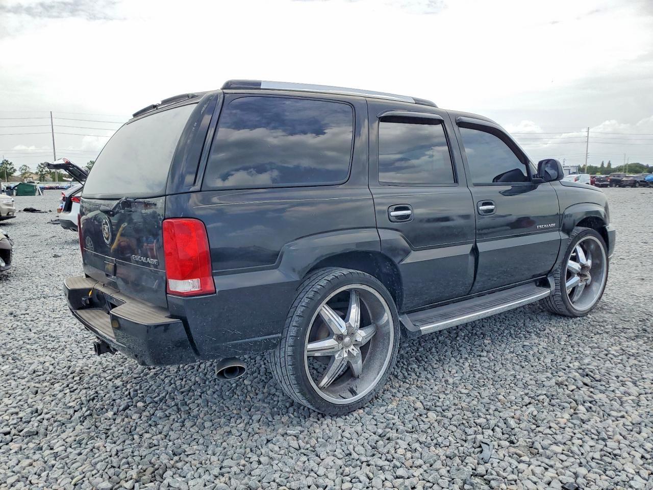 2004 Cadillac Escalade Luxury - Image 3