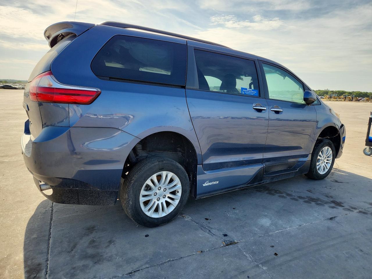 2017 Toyota Sienna Xle 8-Passenger - Фото 3