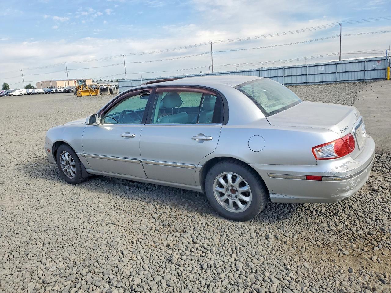 2005 Kia Amanti Base - Image 2