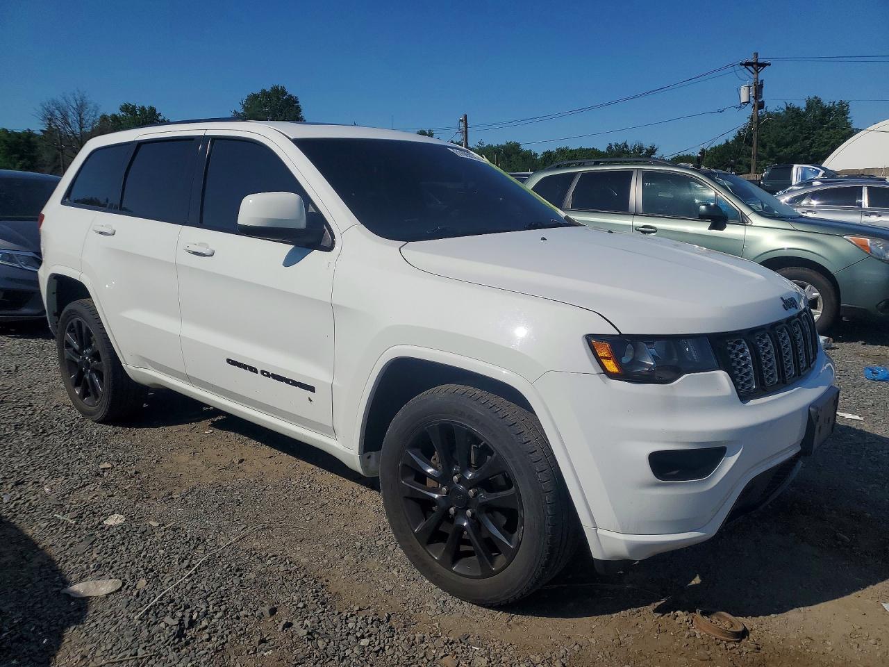 2017 Jeep Grand Cherokee Laredo - Image 4