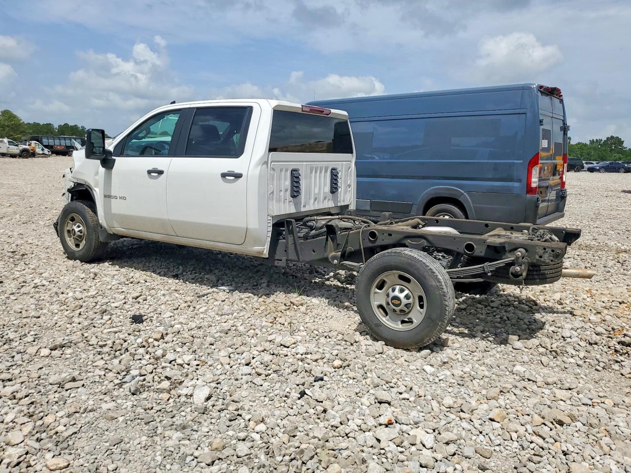 2025 Chevrolet Silverado C2500 Heavy Duty - Фото 2