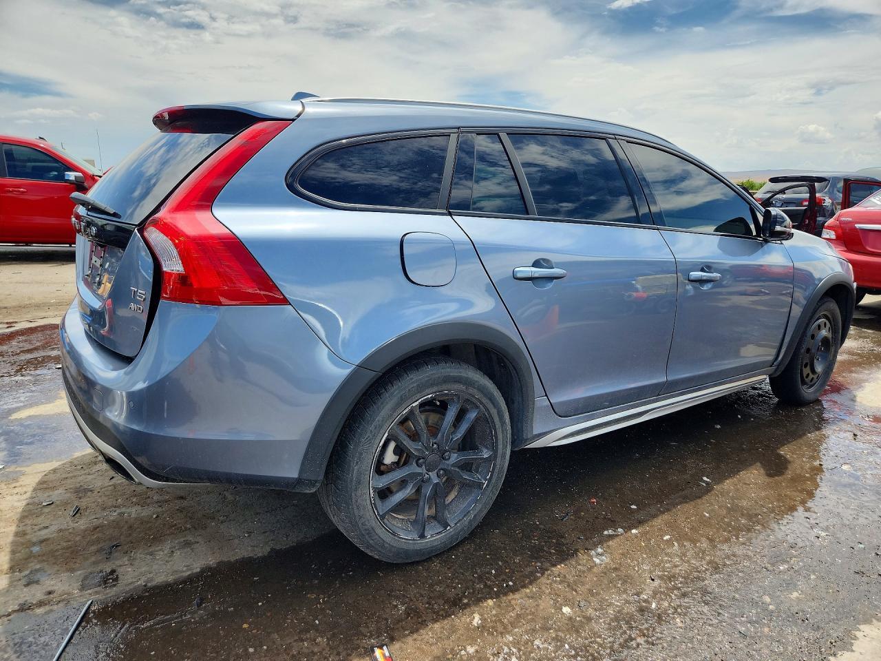 2018 Volvo V60 Cross Country Premier - Image 3