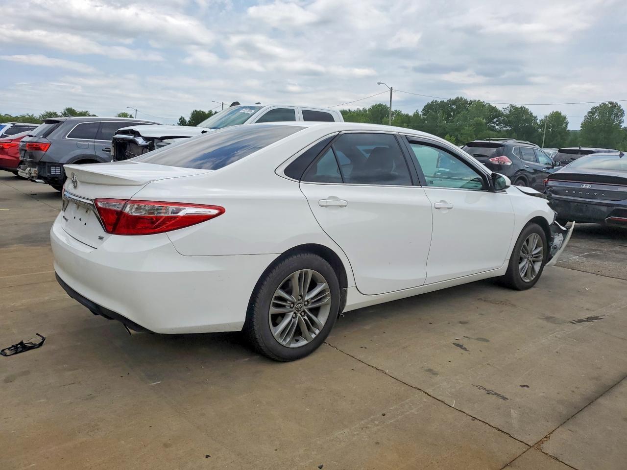2016 Toyota Camry Se - Фото 3