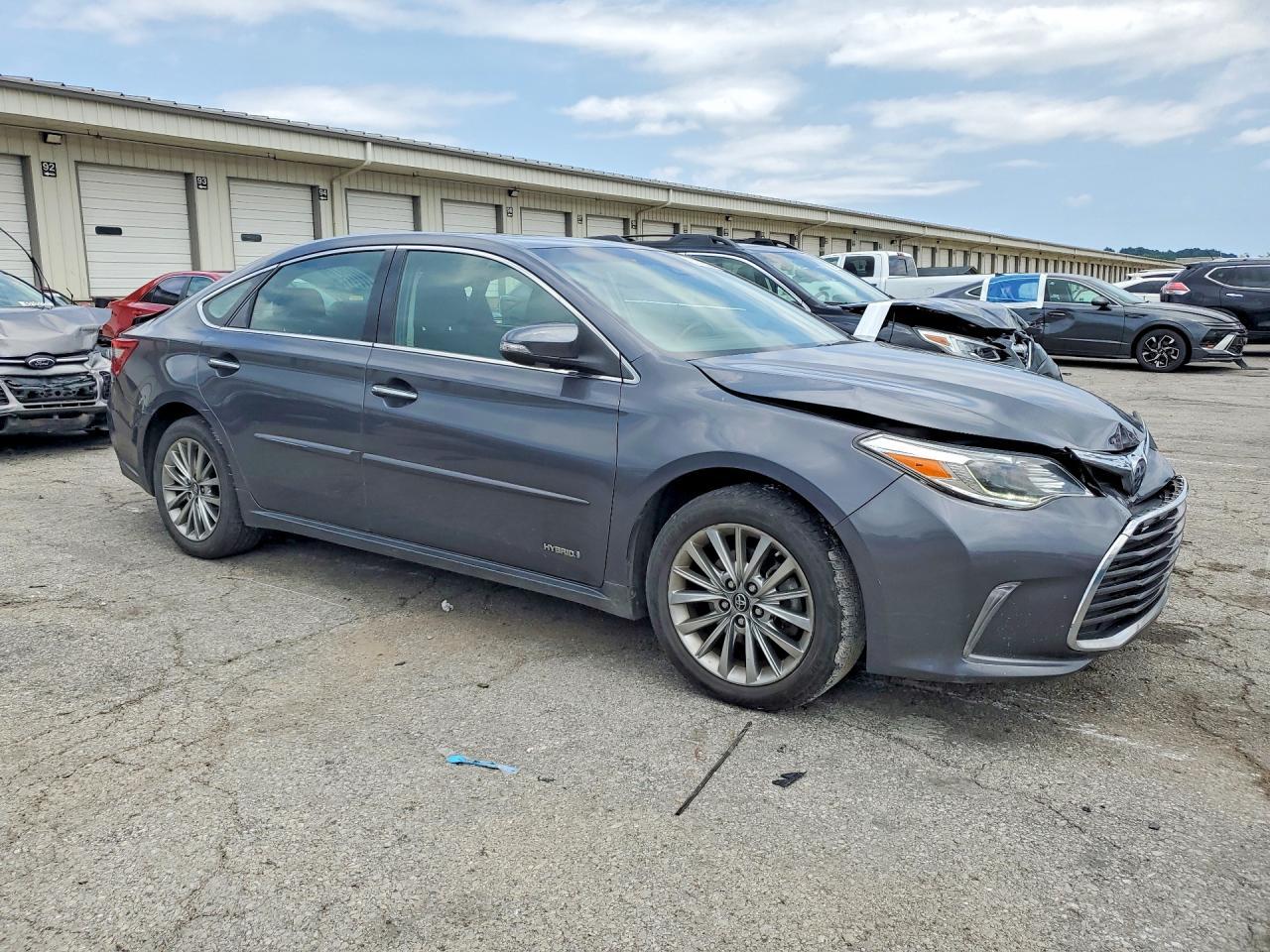 2018 Toyota Avalon Hybrid Limited - Image 4