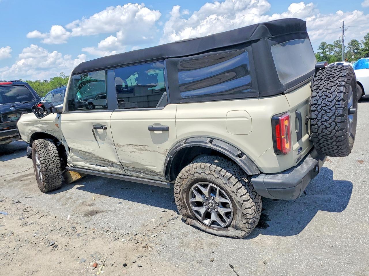 2025 Ford Bronco Badlands - Image 2